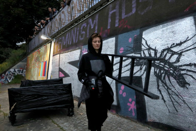 Performative Aktion von Natalia Korotyaeva + Alessandro Rauschmann / NK+AR: TRILLO