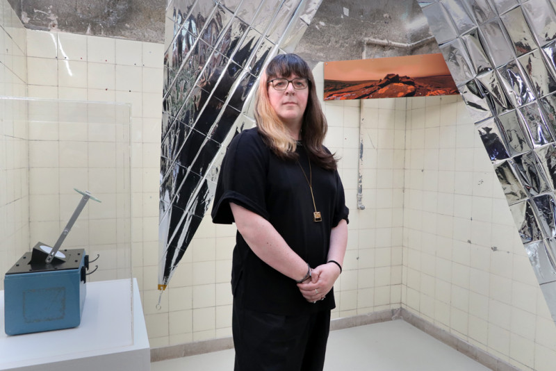 Adriana Knouf steht vor ihrem Kunstwerk