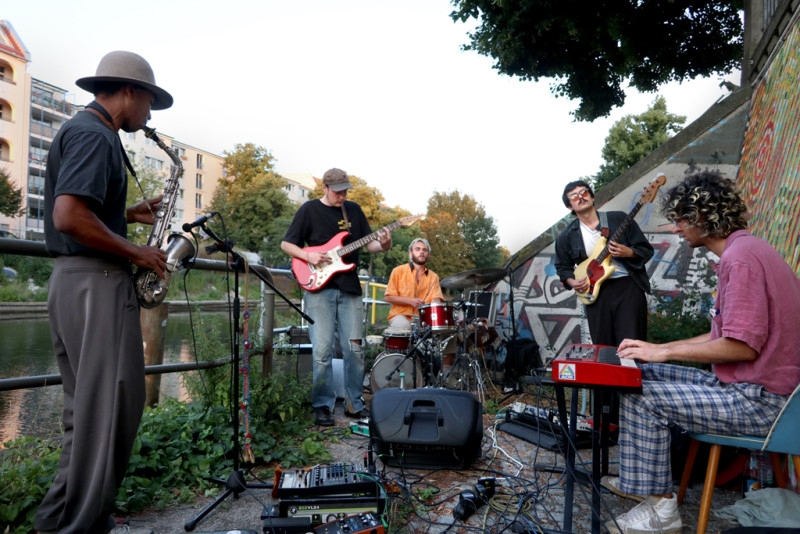 Konzert von Liquid Brain Orchestra, bei der Ausstellungseröffnung.