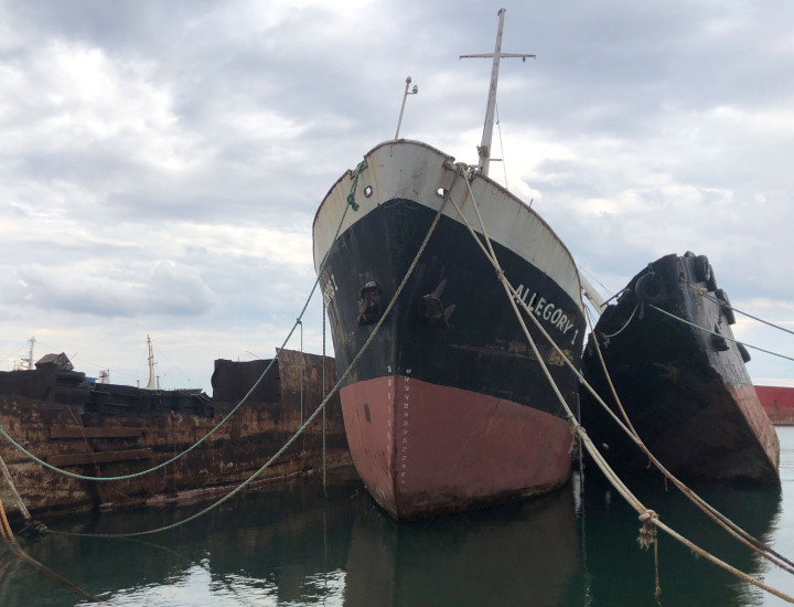 Zwei Schiffe liegen an