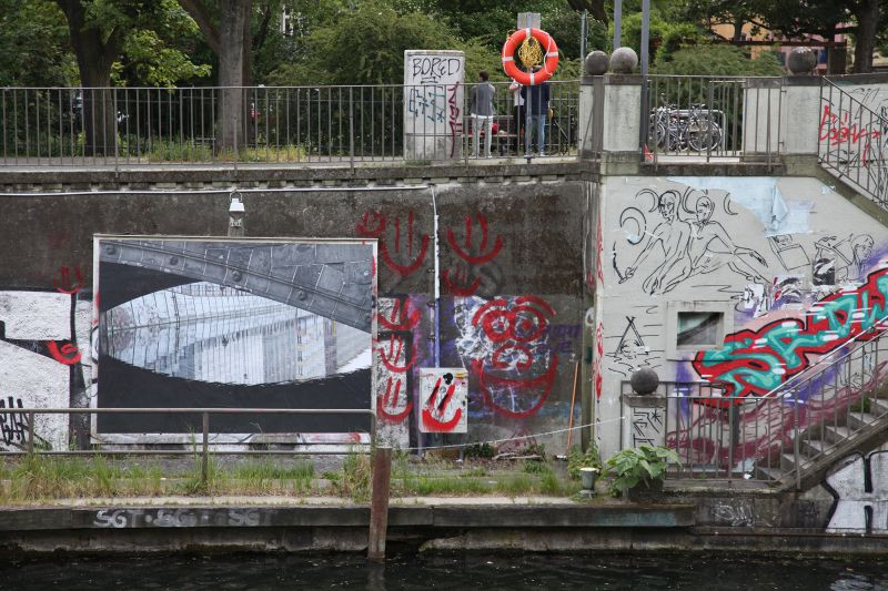 Blick auf eine Plakatwand am Ufer