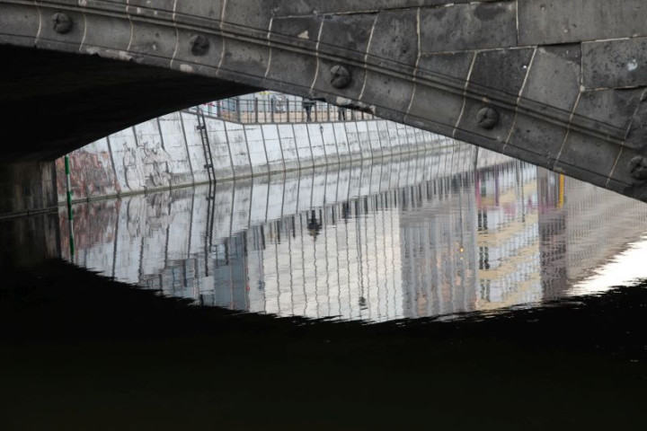 Blick auf eine Wasserspiegelung unter einer Brücke