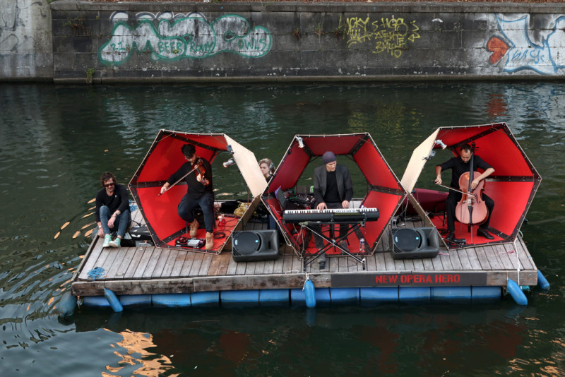 Sound Mirror Neukölln von New Opera Hero, Davis West und Gabor Hartyáni