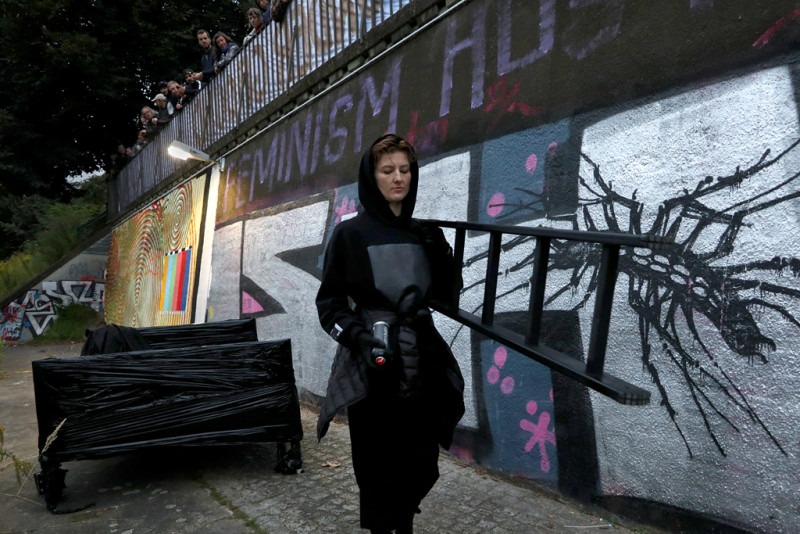 Performative Aktion von Natalia Korotyaeva + Alessandro Rauschmann / NK+AR: TRILLO