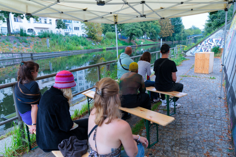 Besucher betrachten sitzend eine Life Performance. Viviana Medina: Three Days and Three Nights, 2022