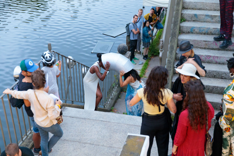 Lifeperformerinnen. Die Besucher betrachten die Show.