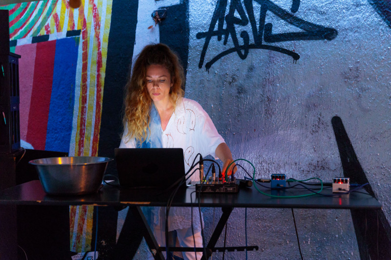 Life Performer*in am Musikpult. AVA / KNVNT / Blue Blood Group: BODIES OF WATER, 2022